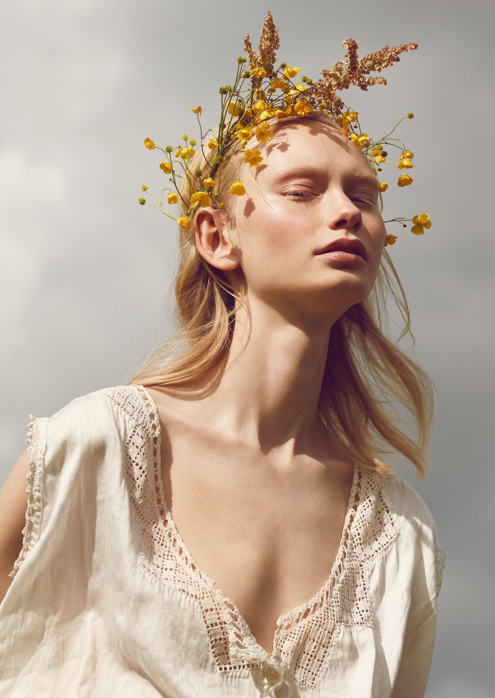 Model mit Blumenkranz und weißes Kleid