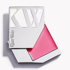 Kjaer Weis Cream Blush Happy – silbernes Quadratetui, rosafarbener Rouge, weißer Hintergrund – Wangenfarbe