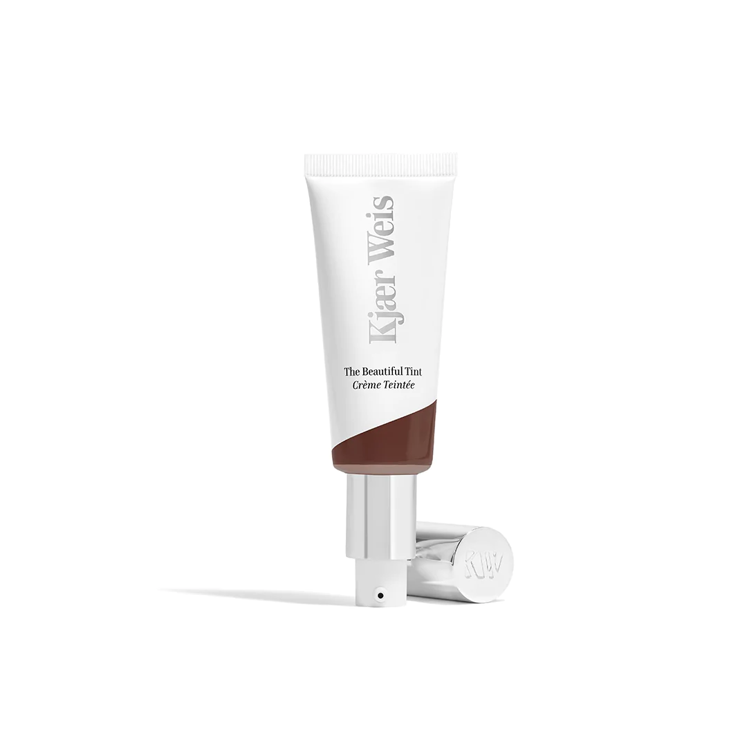Kjaer Weis The Beautiful Tint – weiße Tube mit silbernem Pumpverschluss, weißem Hintergrund – getönte Creme