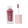 Eine geöffnete Flasche PURE U. Lippenstift in Beerenfarbe mit Applikator auf weißem Hintergrund.