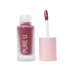 Eine geöffnete Flasche PURE U. Lippenstift in Beerenfarbe mit Applikator auf weißem Hintergrund.