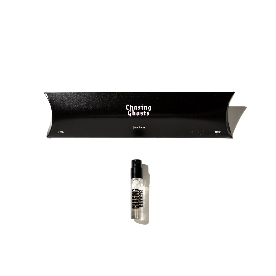 Chasing Ghosts Parfum – 2ml Sprayflakon mit schwarzem Zerstäuber, schwarze Verpackung, weißer Hintergrund – Parfüm