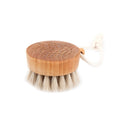 Bath Brush Puck – runder Holz-Körper mit Naturborsten, weißem Seil und weißem Hintergrund – Körperpflege
