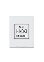 L:A Bruket No. 321 Hinoki Kerze – weißes Rechtecketikett, 260g, schwarzer Text auf weißem Hintergrund – Duftkerzen