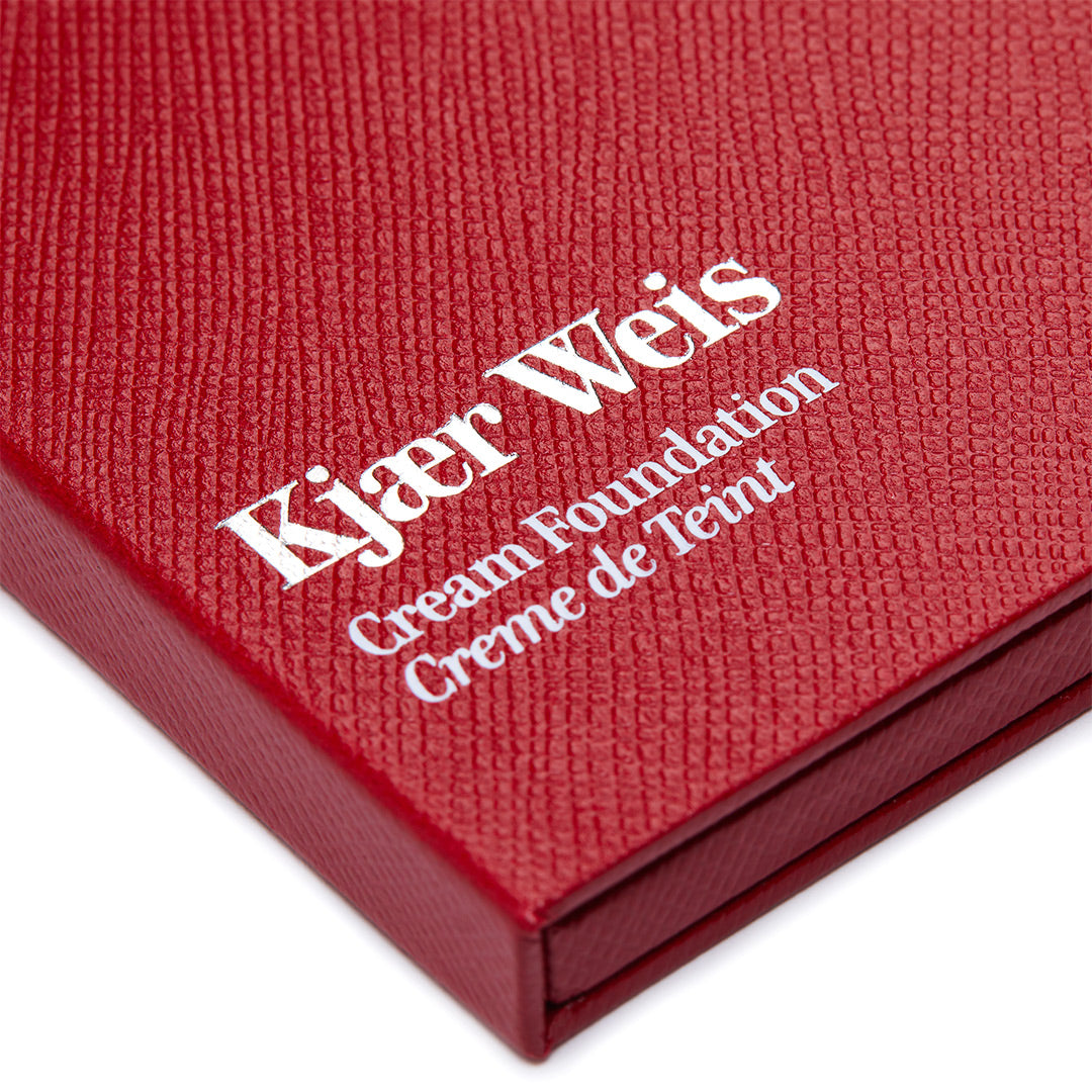 Kjaer Weis Cream Foundation – rote Texturbox, weißer Schriftzug, weißer Hintergrund – Make-up