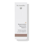Dr. Hauschka Regeneration Tagescreme Balance – weiße Kartonverpackung, brauner Streifen, weißer Hintergrund – Hautpflege