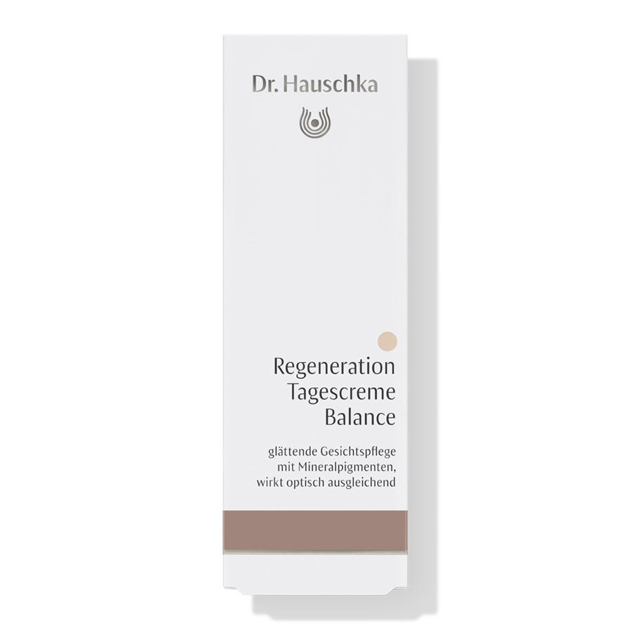 Dr. Hauschka Regeneration Tagescreme Balance – weiße Kartonverpackung, brauner Streifen, weißer Hintergrund – Hautpflege