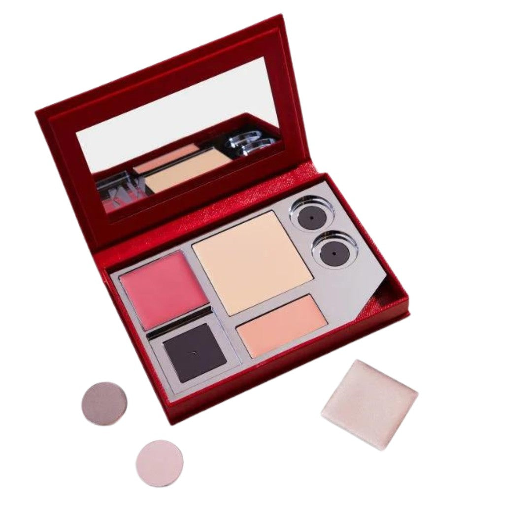Collector's Kit – rote Samt-Palette mit Spiegel, Make-up-Produkten und Applikatoren auf weißem Hintergrund – Make-up