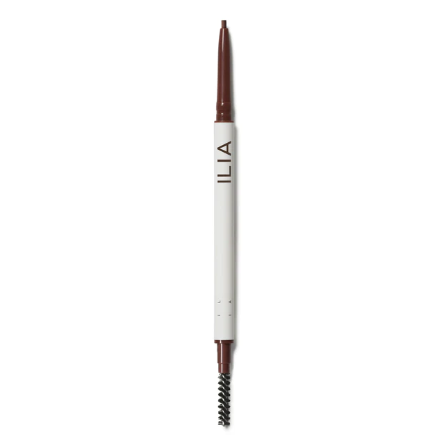 ILIA In Full Mikro-tip Augenbrauenstift – weißer Stift mit brauner Spitze und Bürste, weißer Hintergrund – Augenbrauenpflege