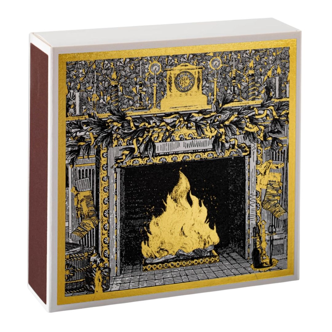 Fireside Geschenkbox – weißer Karton mit gold-schwarzem Kaminmotiv, weißer Hintergrund – Duftkerze
