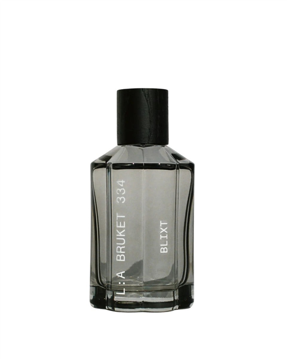 L:A Bruket No. 334 Blixt Eau de Parfum – dunkelgraue Glasflasche mit schwarzem Deckel, weißer Hintergrund – Parfüm