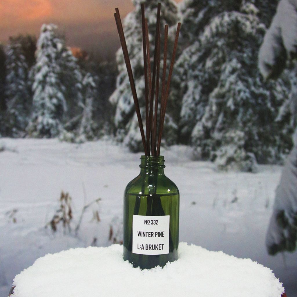 L:A BRUKET No. 332 Winter Pine – green glass bottle with rattan reeds, white background – room fragrance