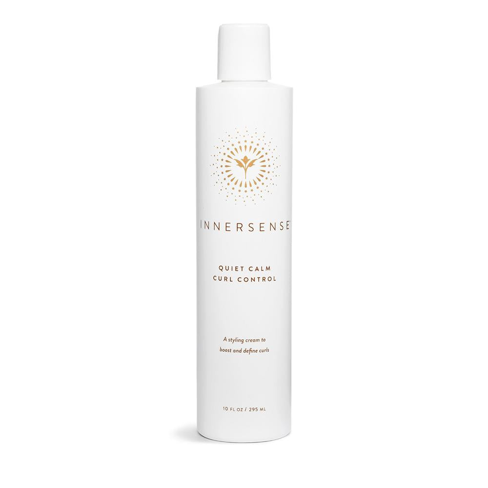 INNERSSENSE Quiet Calm Curl Control – weißes Fläschchen 295ml, weißer Deckel, weißer Hintergrund – Lockenpflege