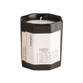 [atype] Duftkerze Green Juniper – schwarzer Keramikbecher 130g, weißes Etikett, weißer Hintergrund – Aromatherapie