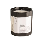 [atype] Duftkerze Green Juniper – schwarzer Keramikbecher 130g, weißes Etikett, weißer Hintergrund – Aromatherapie