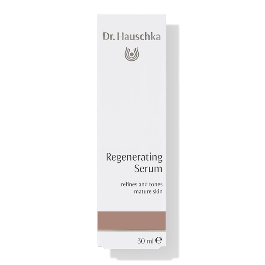 Dr. Hauschka Regeneration Serum – 30 ml, weißes Kartonpaket mit braunem Streifen, weißer Hintergrund – Hautpflege