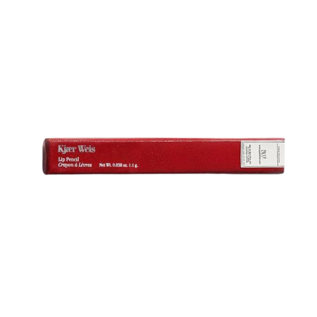 Kjaer Weis Lip Pencil Faded – roter Stift 1.1 g, weißes Etikett, weißer Hintergrund – Lippenstift