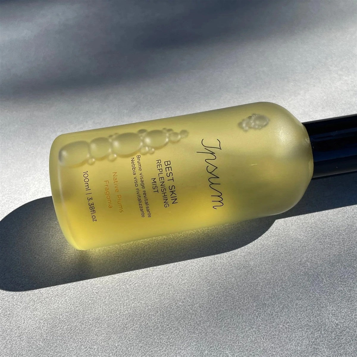 Jrsunm Best Skin Replenishing Mist – gelbe Sprühflasche 100ml, schwarzer Verschluss, grauer Hintergrund – Hautpflege