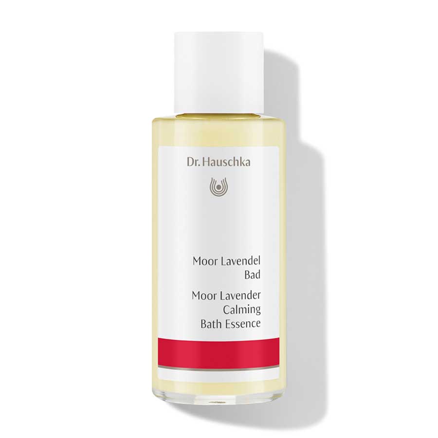 Dr. Hauschka Moor Lavendel Bad – durchsichtige Flasche mit weißem Deckel, cremefarbener Inhalt, weißer Hintergrund – Badeessenzen