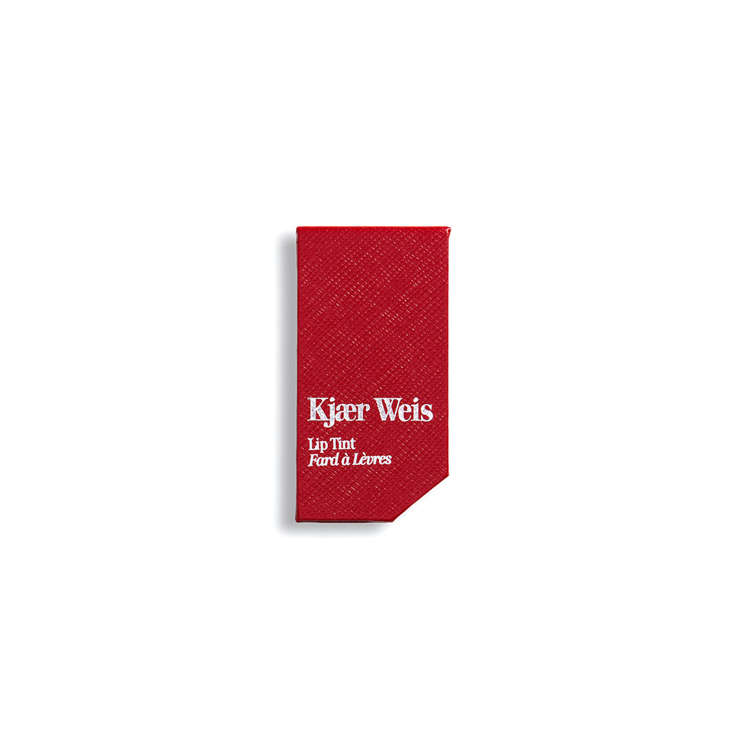 Kjaer Weis Lip Tint Verpackung – rote Texturbox, weißer Hintergrund – Lippenfarbe
