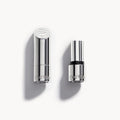 Kjaer Weis Lippenstift – silberner Metalltube, weißer Deckel, weißer Hintergrund – Lippenpflege