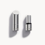 Kjaer Weis Lippenstift – silberner Metalltube, weißer Deckel, weißer Hintergrund – Lippenpflege