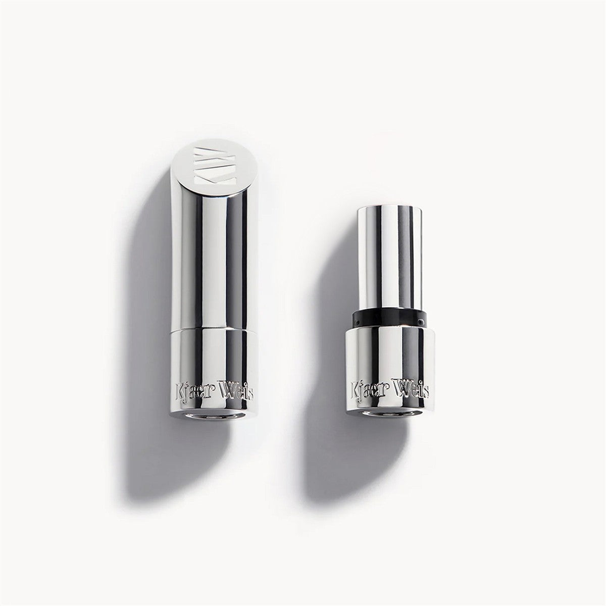 Kjaer Weis Lippenstift – silberner Metalltube, weißer Deckel, weißer Hintergrund – Lippenpflege