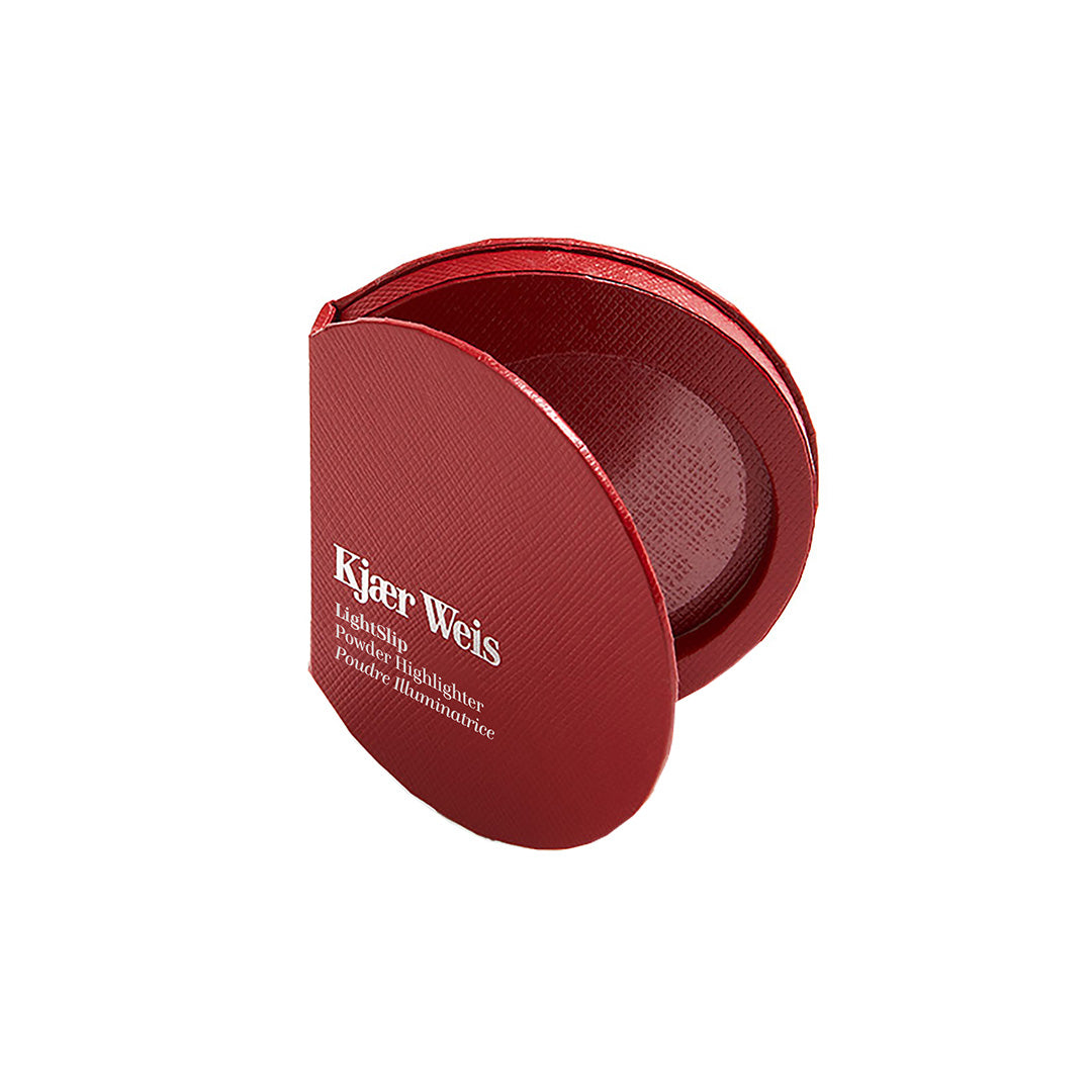 Kjaer Weis LightSlip Powder Highlighter – runder roter Puderdose, weißer Hintergrund – Gesichtshighlighter