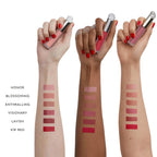 Matte Naturally Liquid Lipstick Refill – durchsichtige Tube mit silbernem Deckel, Farbswatches auf drei Hauttönen – Lippenstift