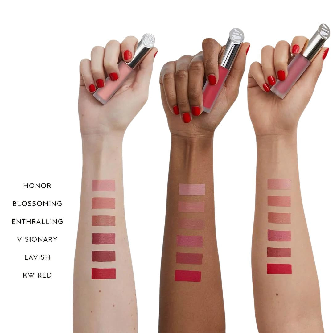 Matte Naturally Liquid Lipstick Refill – durchsichtige Tube mit silbernem Deckel, Farbswatches auf drei Hauttönen – Lippenstift