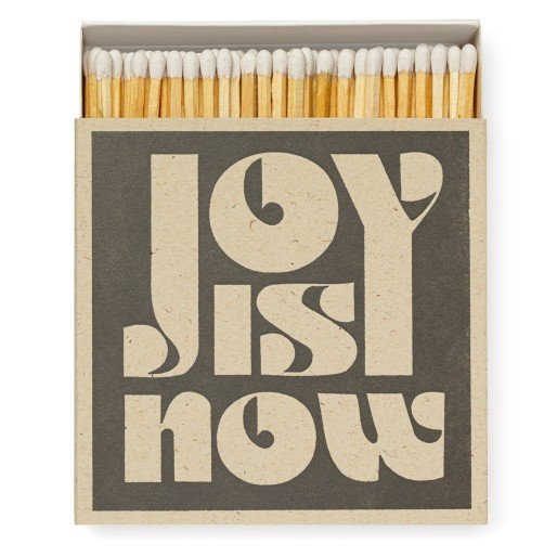Joy Is Now Streichholzschachtel – braunes Papier, schwarzer Hintergrund, weiße Schrift – Deko