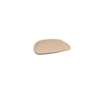 Concealer 02 Chestnut – cremige Textur auf weißem Hintergrund – Make-up
