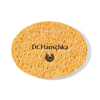 Dr. Hauschka Kosmetikschwamm – oval, orangefarben, mit Logo auf weißem Hintergrund – Gesichtspflege