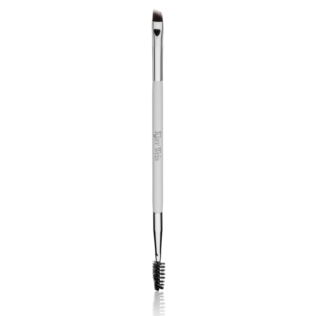 Kjaer Weis Augenbrauenpinsel – silberner Griff, schwarze Borsten, weißer Hintergrund – Make-up