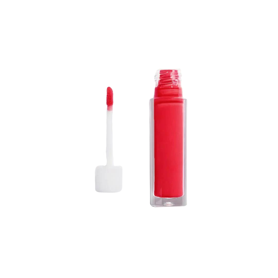 Lip Gloss Red Hot Refill – durchsichtige Tube mit rotem Lipgloss, weißer Applikator, weißem Hintergrund – Lippenpflege