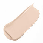 Concealer 01 Macadamia – cremige Textur, nude-beige Farbe auf weißem Hintergrund – Make-up
