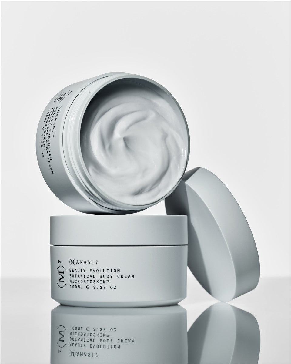 (M)ANASI 7 Botanical Body Cream Calantha – grauer Tiegel 100ml, geöffnet, weißer Hintergrund – Körperpflege