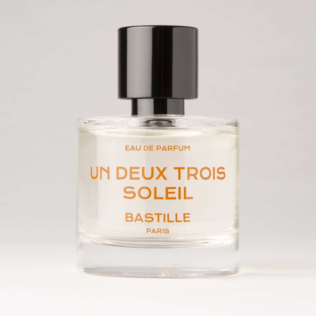 Un Deux Trois Soleil Eau de Parfum – klares Glasfläschchen mit schwarzem Deckel, weißem Hintergrund – Parfüm
