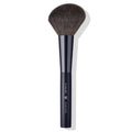 Dr. Hauschka Puderpinsel – schwarzer Griff, dunkle Borsten, weißer Hintergrund – Make-up Pinsel