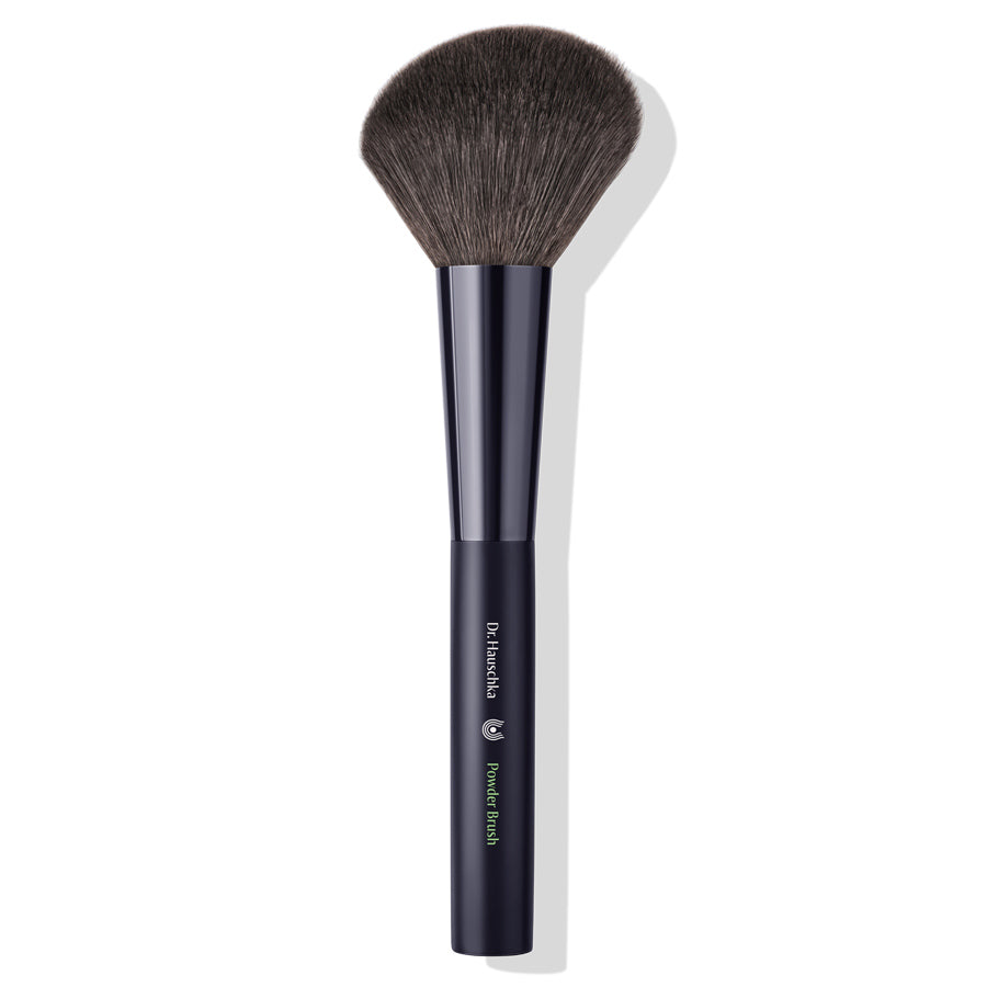 Dr. Hauschka Puderpinsel – schwarzer Griff, dunkle Borsten, weißer Hintergrund – Make-up Pinsel