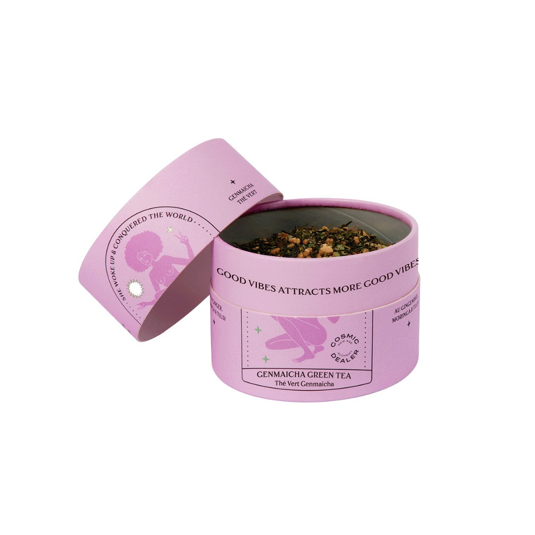 She Woke Up and Conquered the World Genmaicha Grüner Tee – lila Dose mit Deckel, weißer Hintergrund – Tee