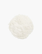 Silk Finish Powder Translucent – lose weiße Puderprobe auf weißem Hintergrund – Make-up
