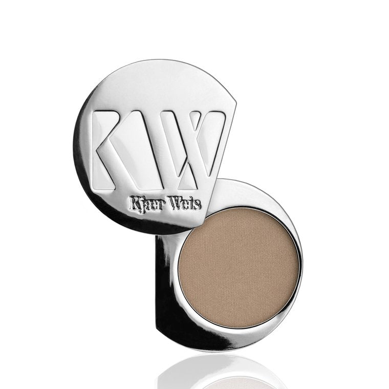 Kjaer Weis Eye Shadow Grace Refill – silberner Metallbehälter, brauner Lidschatten, weißer Hintergrund – Augenmake-up