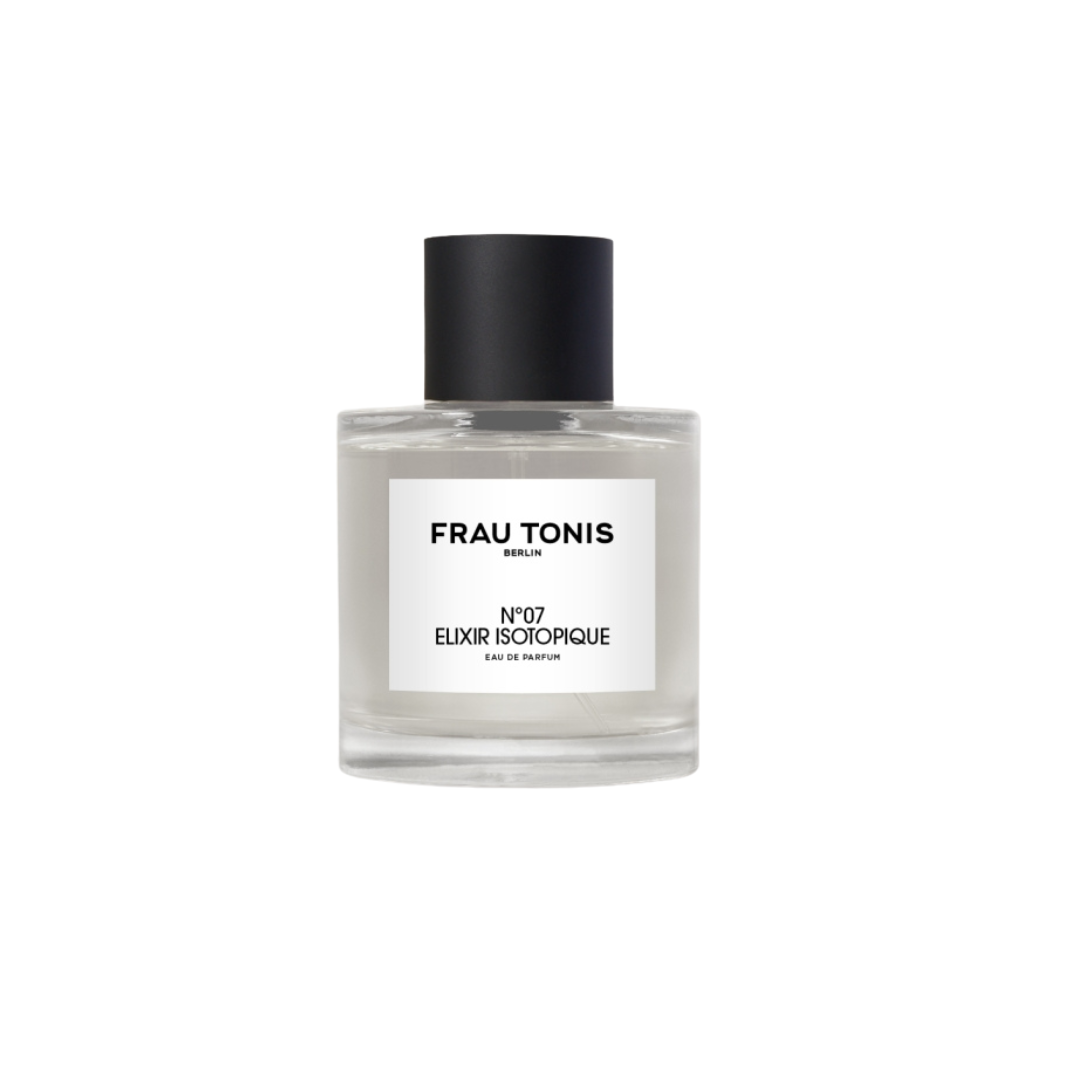 Frau Tonis N°07 Elixir Isotopique – klares Glasfläschchen mit schwarzem Deckel, weißem Etikett und weißem Hintergrund – Parfüm