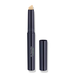 Dr. Hauschka Concealer 01 Macadamia – schwarzer Stift, geöffnet, weißer Hintergrund – Make-up