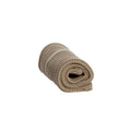 Natürliche Sandwaschlappen – gewickelt, beige Textil, weißer Hintergrund – Gesichtspflege