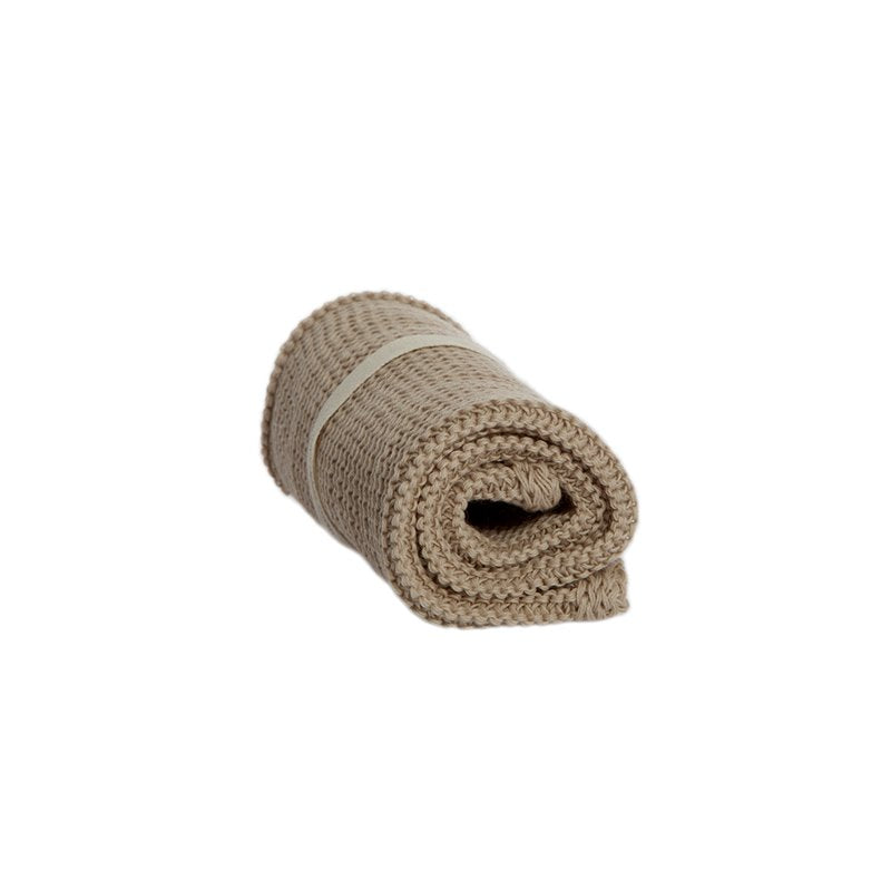 Natürliche Sandwaschlappen – gewickelt, beige Textil, weißer Hintergrund – Gesichtspflege