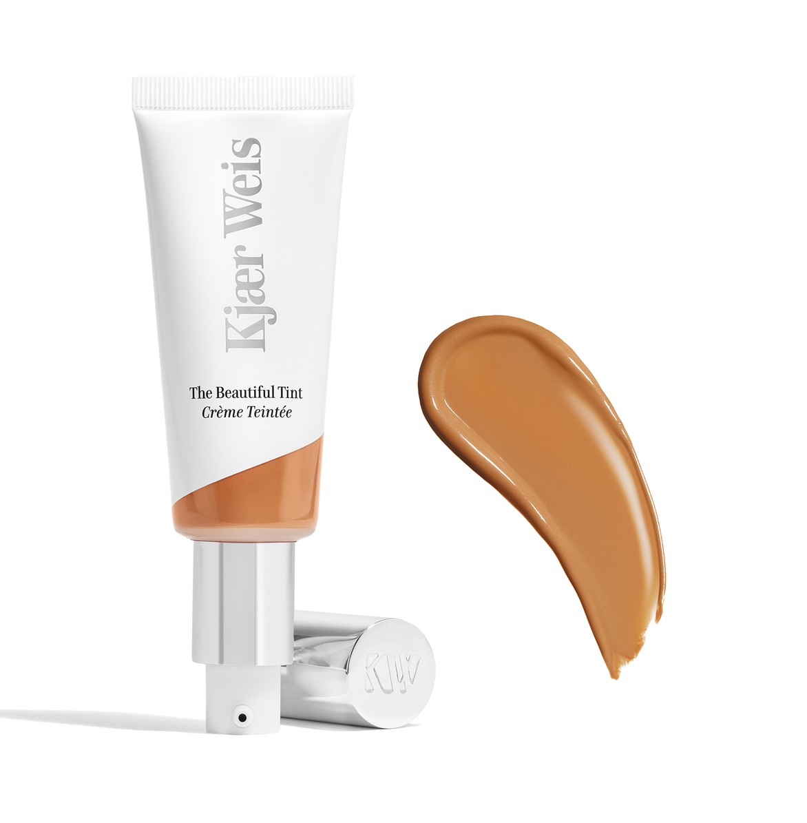 Kjaer Weis The Beautiful Tint Deep 2 – weiße Tube mit silbernem Pumpverschluss, weißer Hintergrund – Gesichts Make-up
