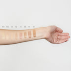 Foundation 02 Almond – Farbprobe auf Unterarm, neutraler Hintergrund – Make-up