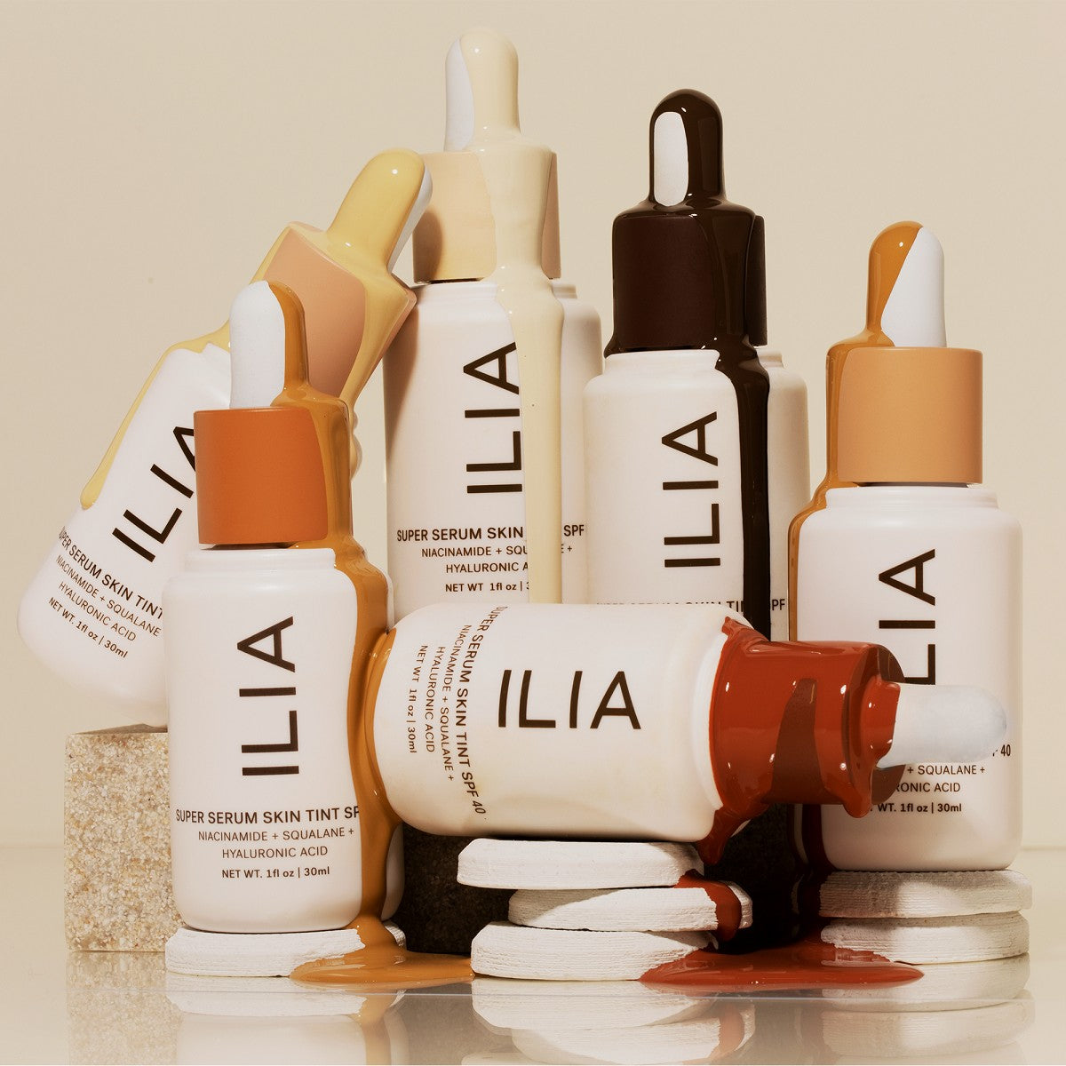 ILIA Super Serum Skin Tint SPF30 – weiße Flasche 30ml, Pipettenverschluss, cremefarbener Hintergrund – Hautpflege